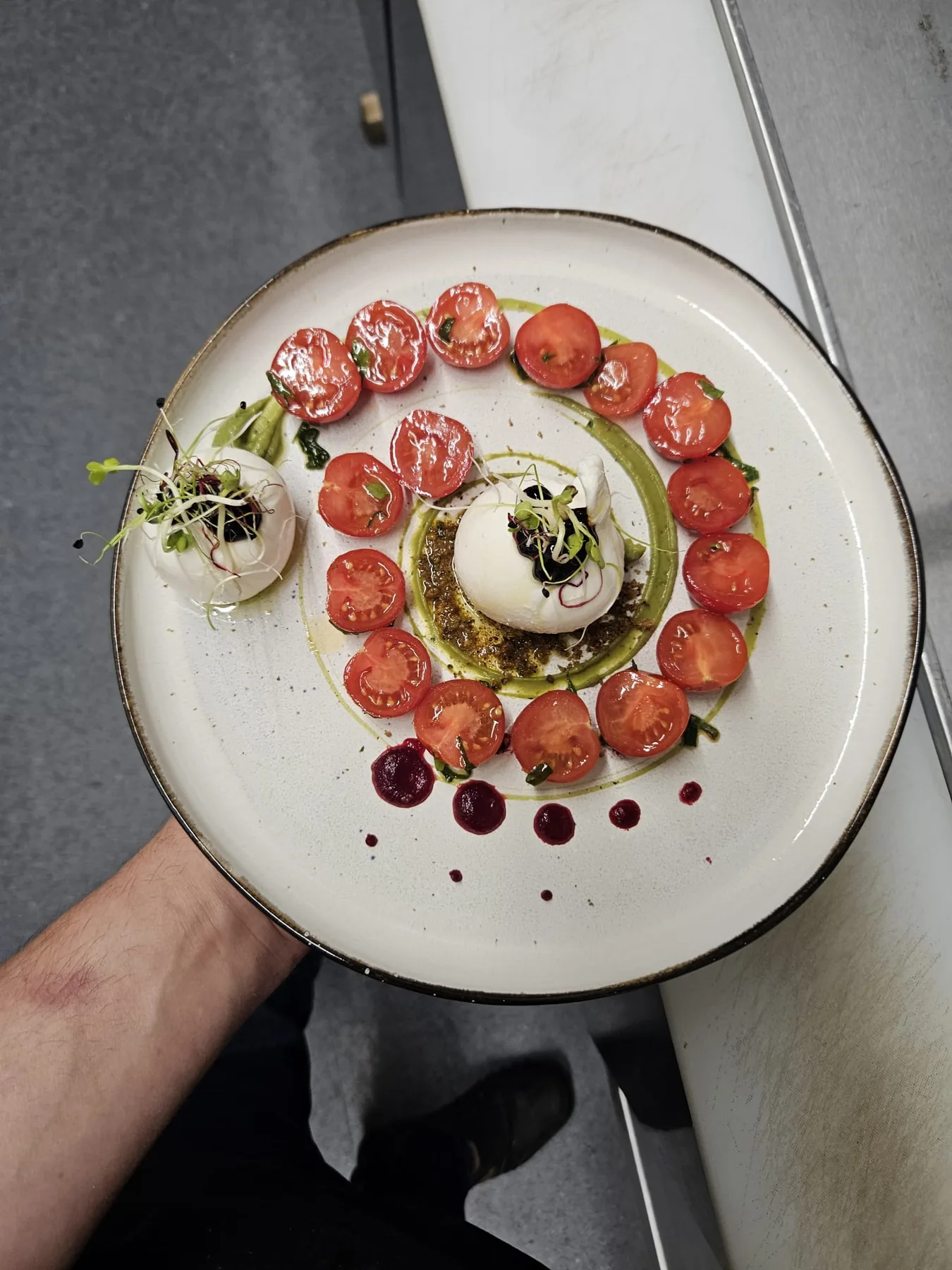 Burrata mit Tomaten und Pesto