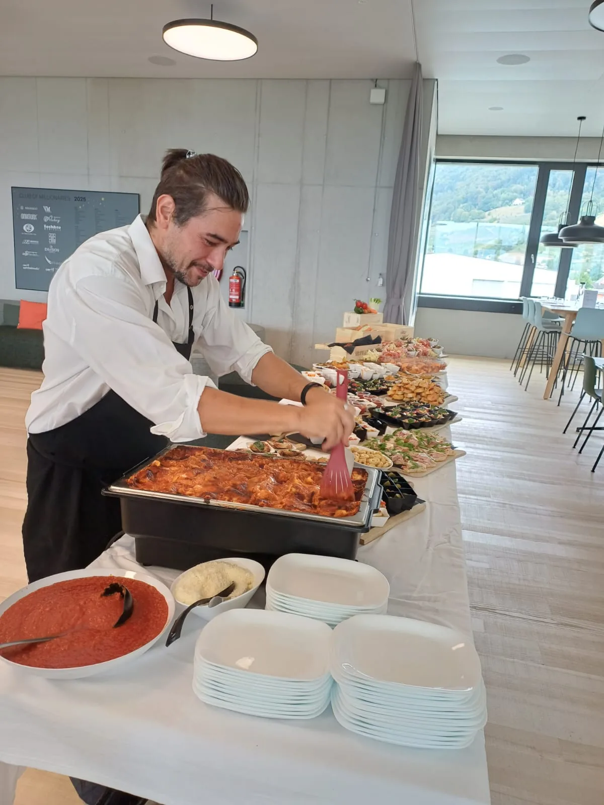 Koch der Osteria Centrale beim Anrichten eines Catering-Buffets