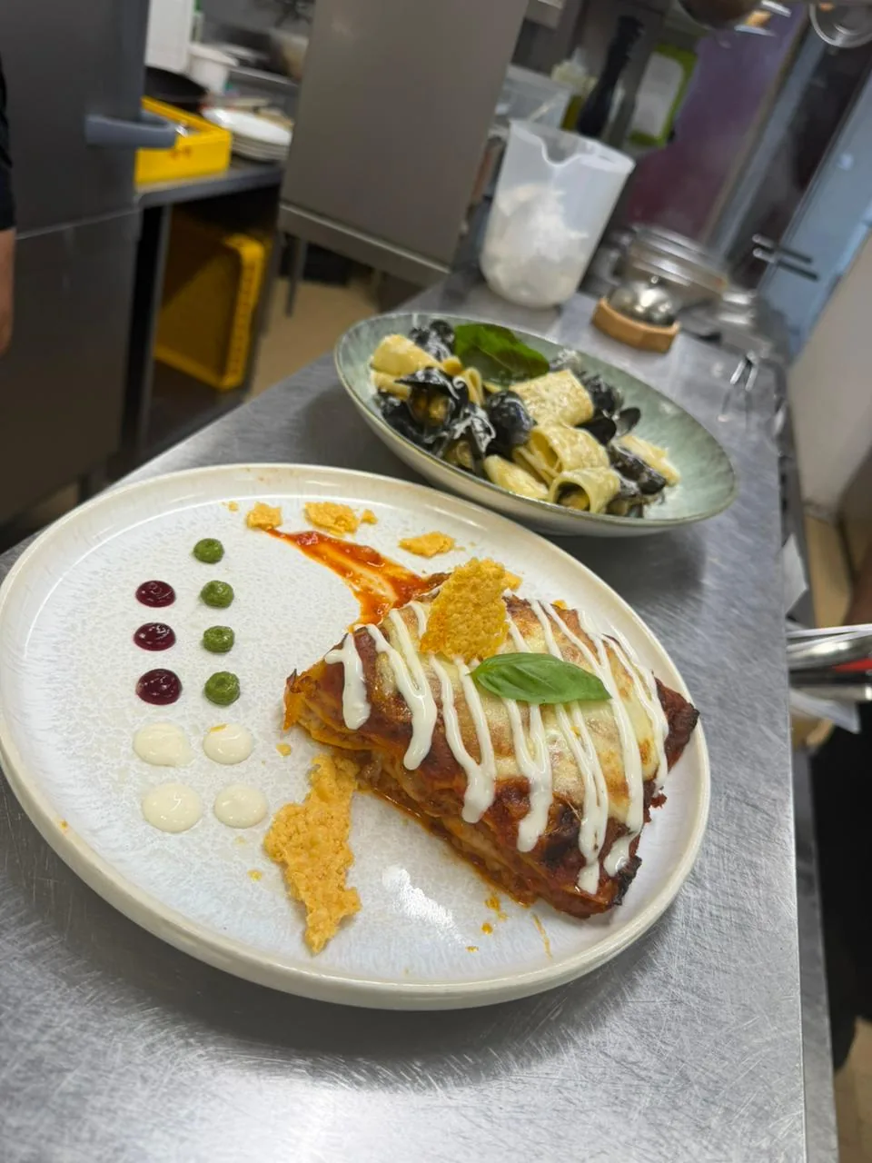 Italienisches Hauptgericht und Pasta in der Küche
