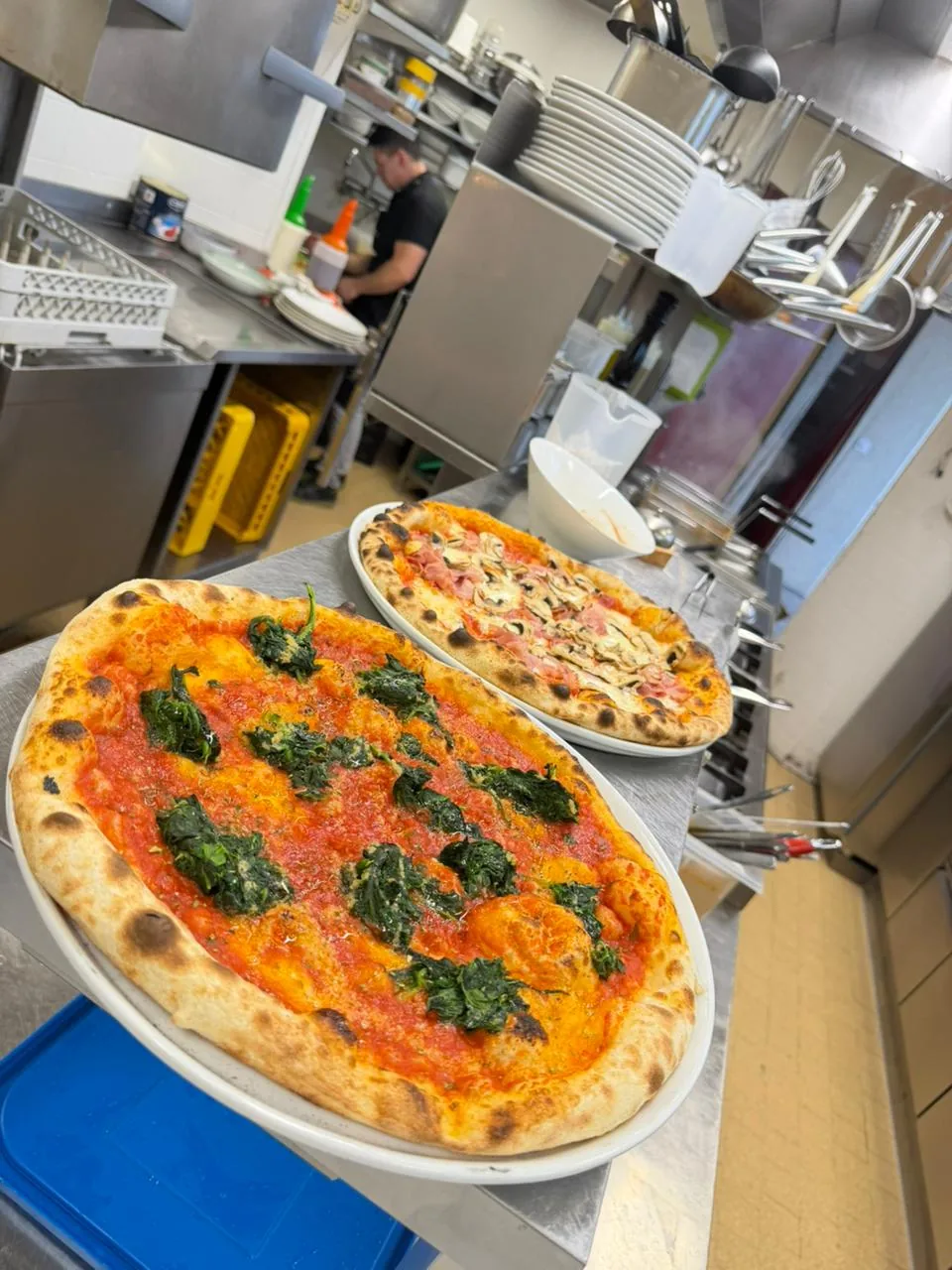Frisch gebackene Pizza aus der Osteria-Küche