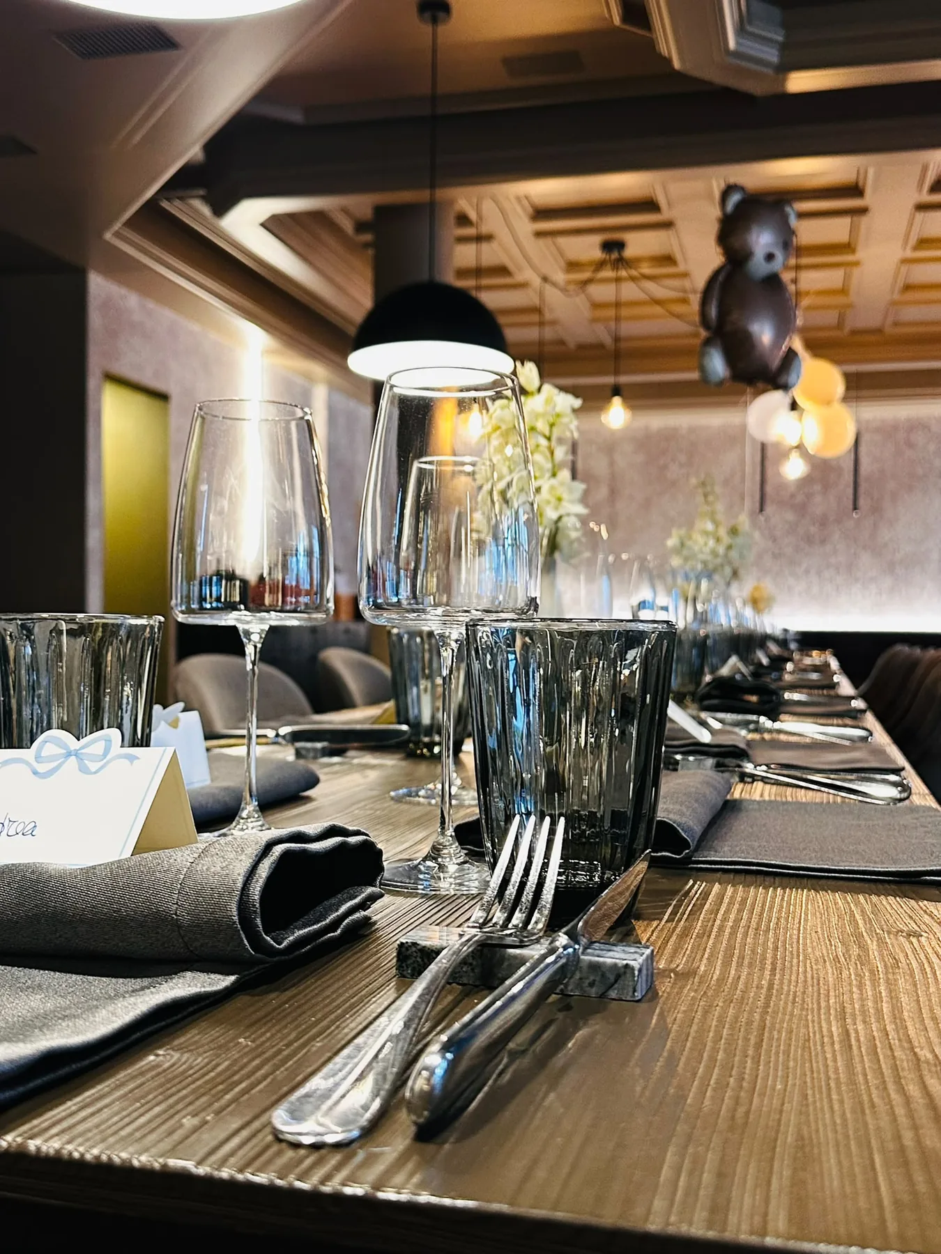 Detailaufnahme einer gedeckten Festtafel